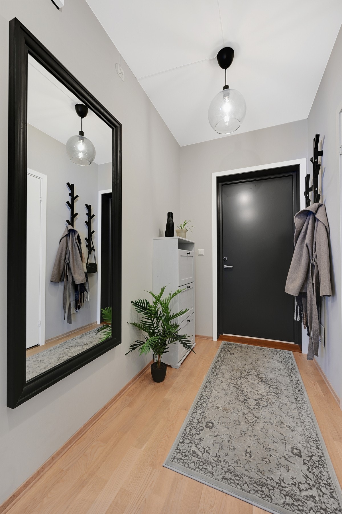 Entréen er innbydende og leiligheten har generelt tidsriktig fargevalg Galleribilde