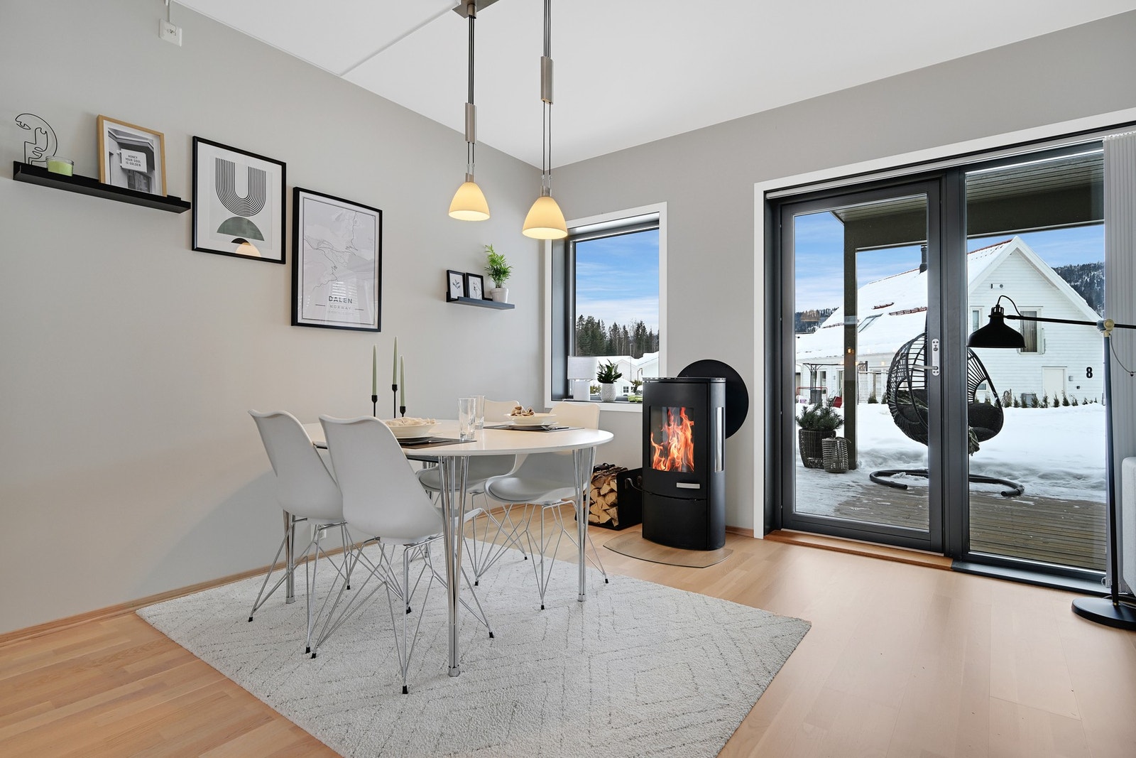 Stuen er romslig og har god plass til spisegruppe i tilknytning til peisen Galleribilde