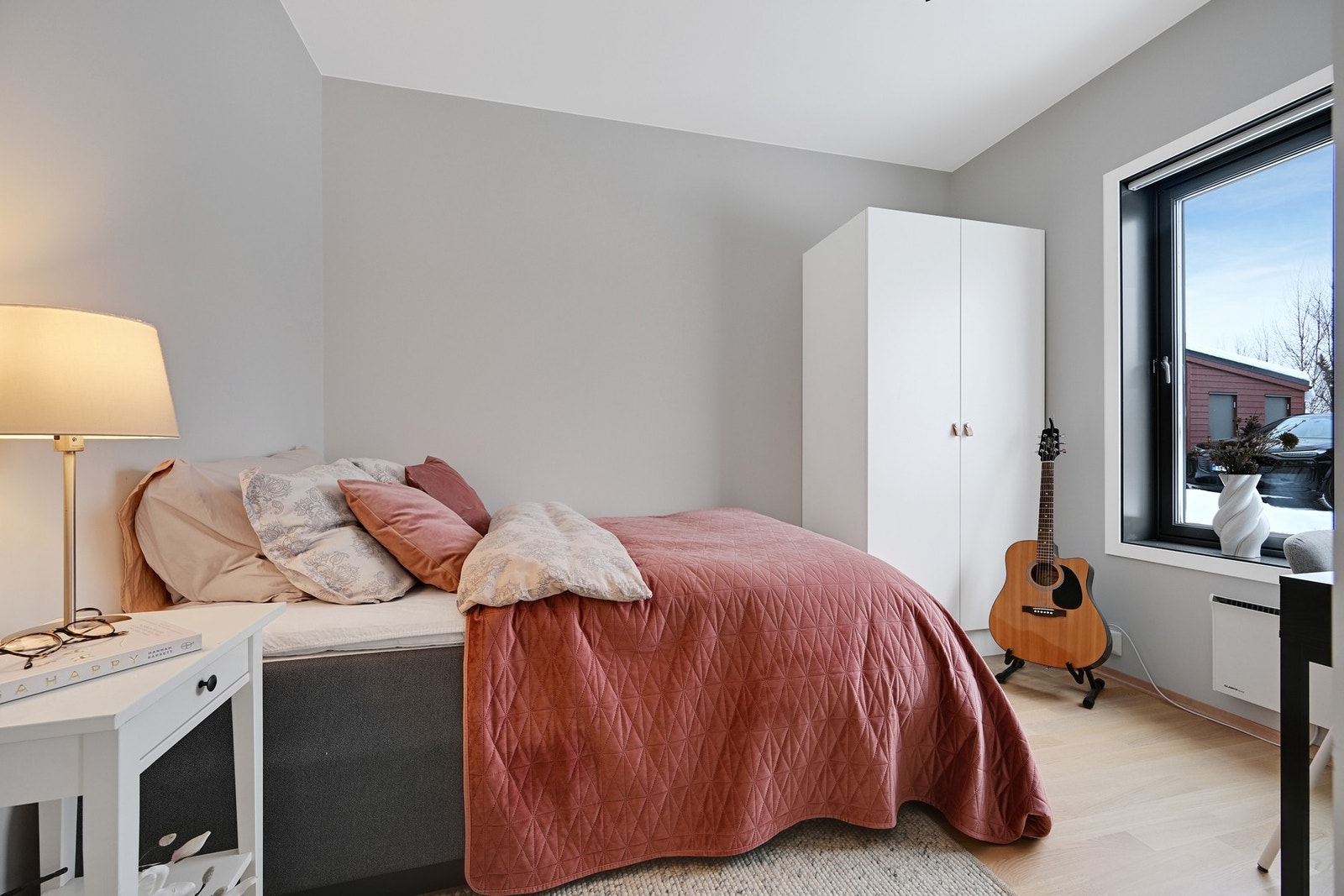 Gjesterommet med garderobeskap og god plass til seng Galleribilde