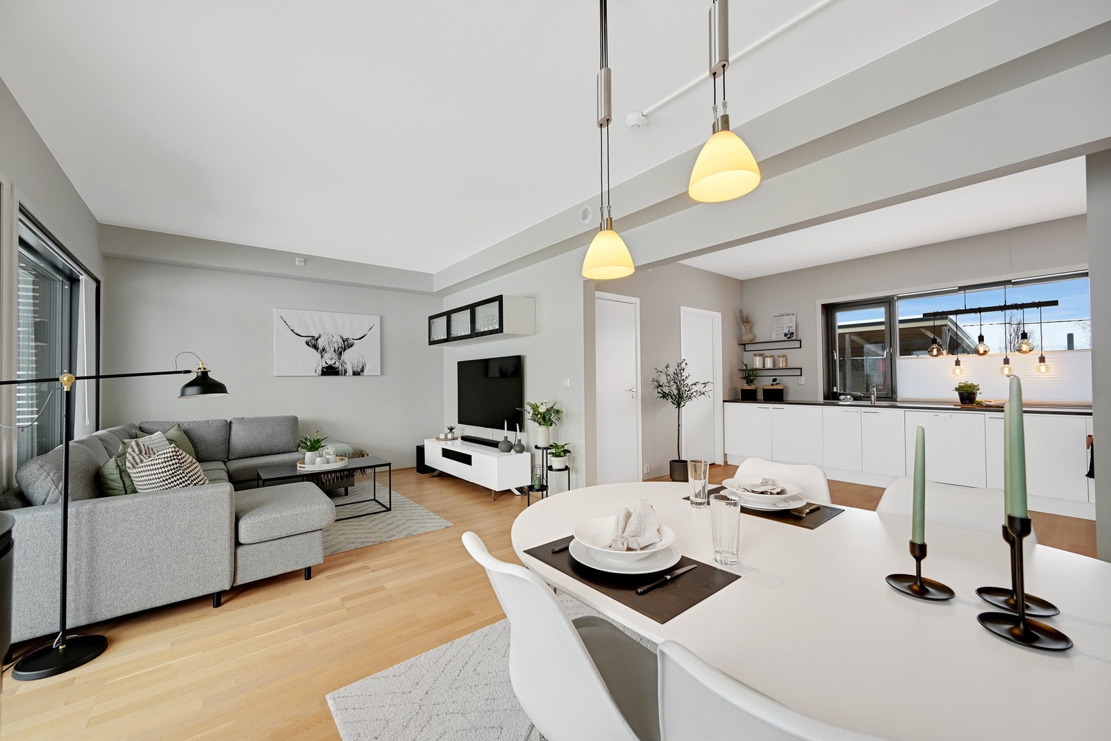 Det er elektrisk gulvvarme i stuen, og her er det også balansert ventilasjon med varmegjenvinning Galleribilde