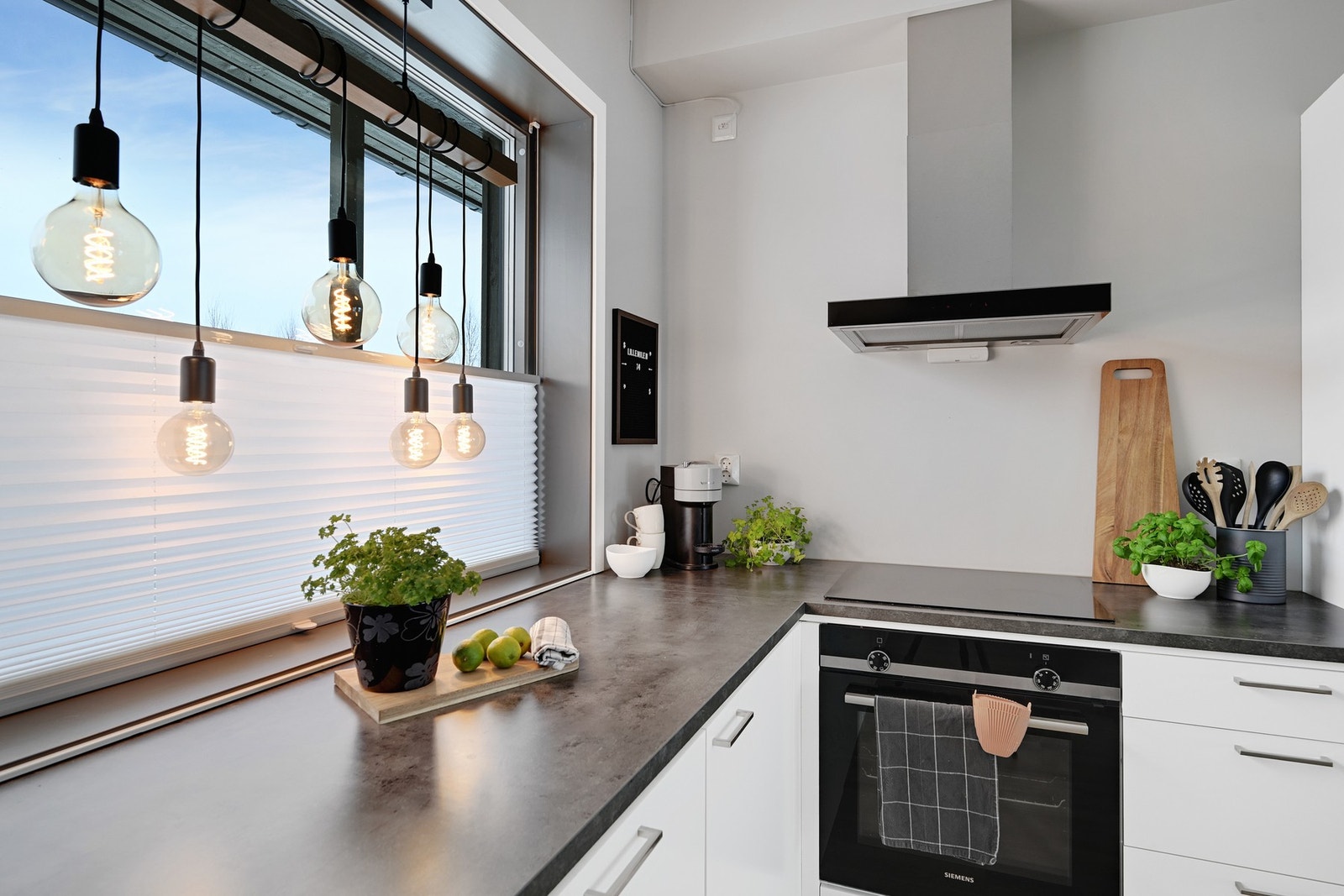 Det er laminerte benkeplater og en ventilator som sørger for avtrekk ut Galleribilde