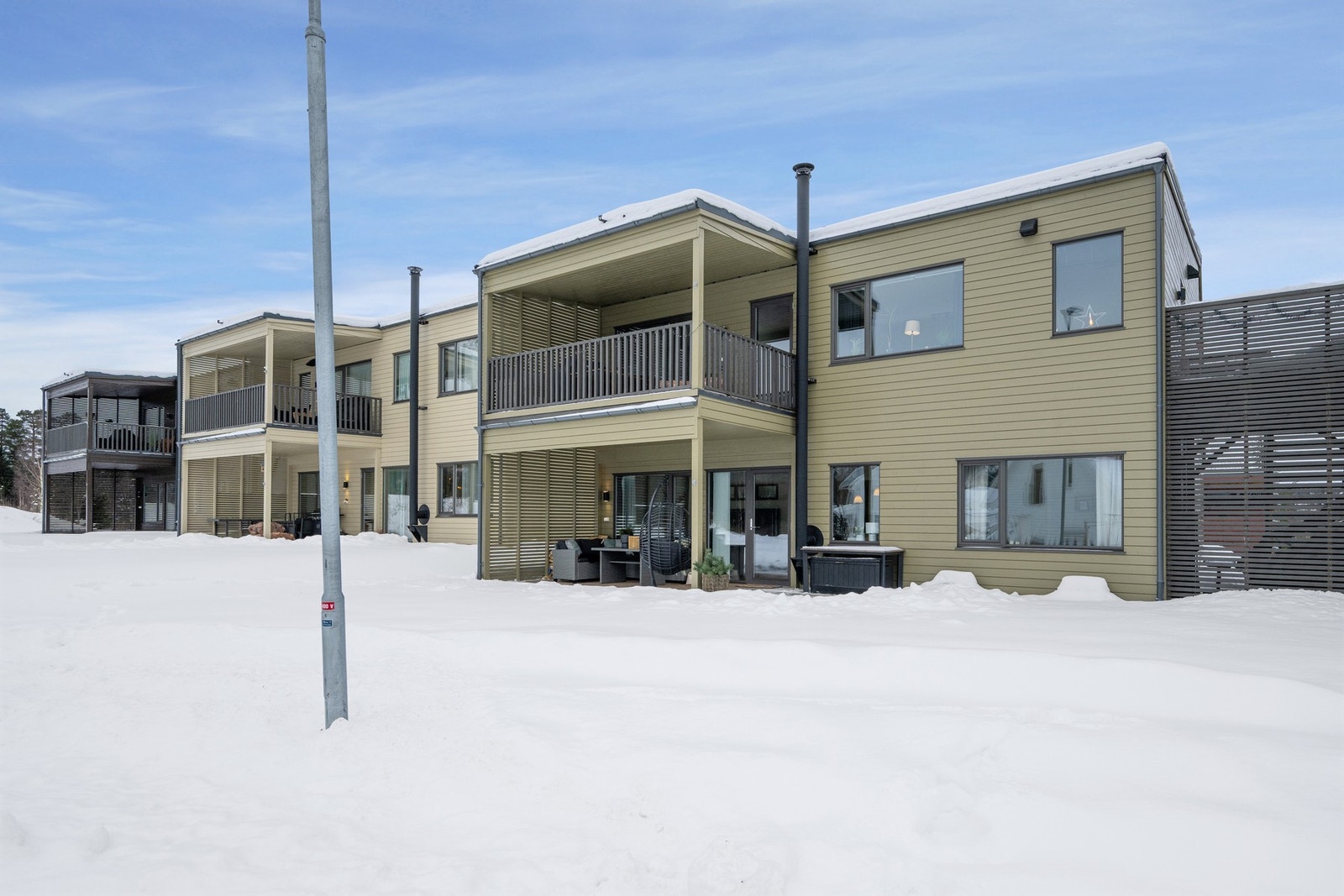 Det er flotte fellesarealer med lekeplass og balløkke - her blir det godt å bo! Galleribilde