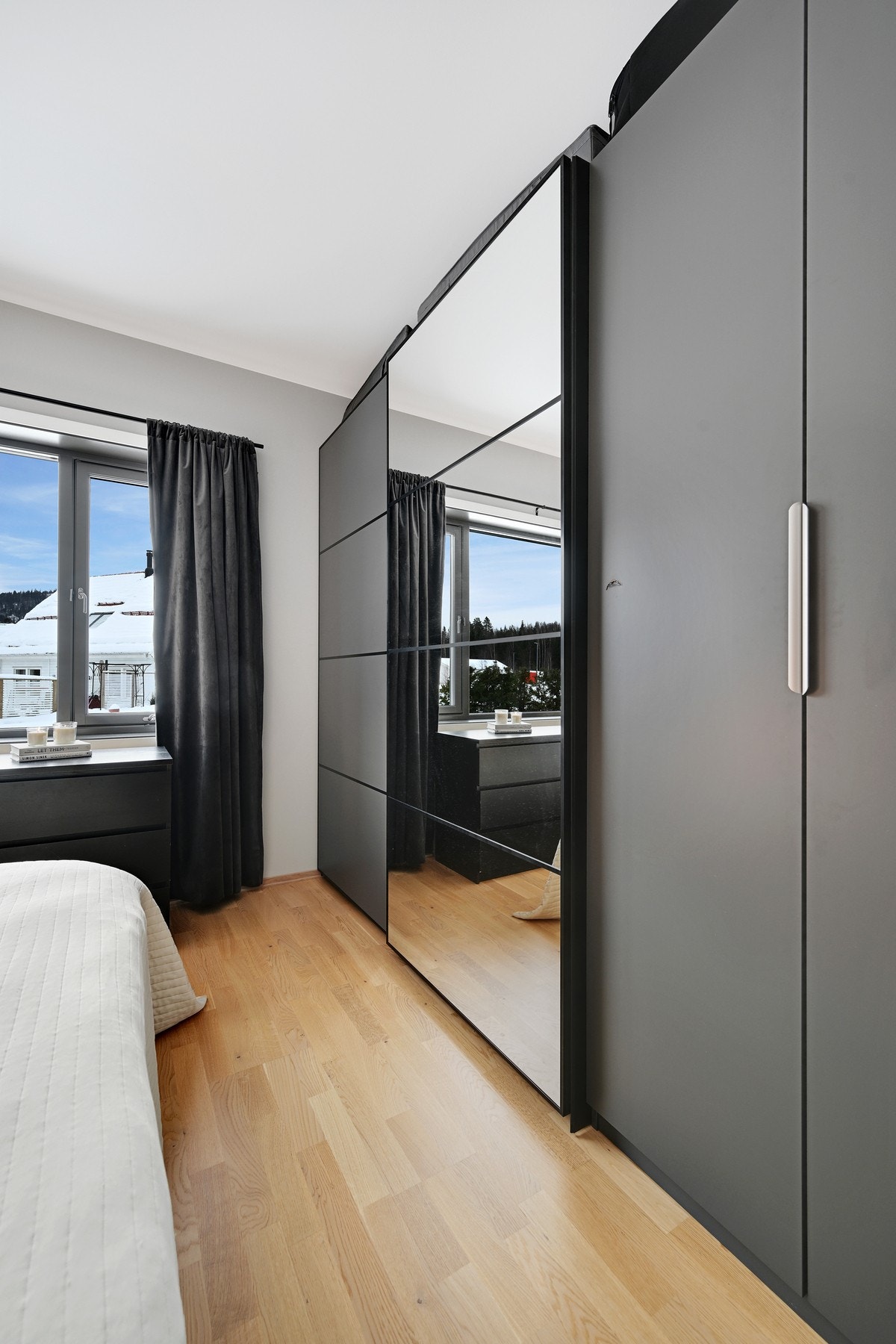 Det er to store garderobeskap - ett med skyvedører Galleribilde