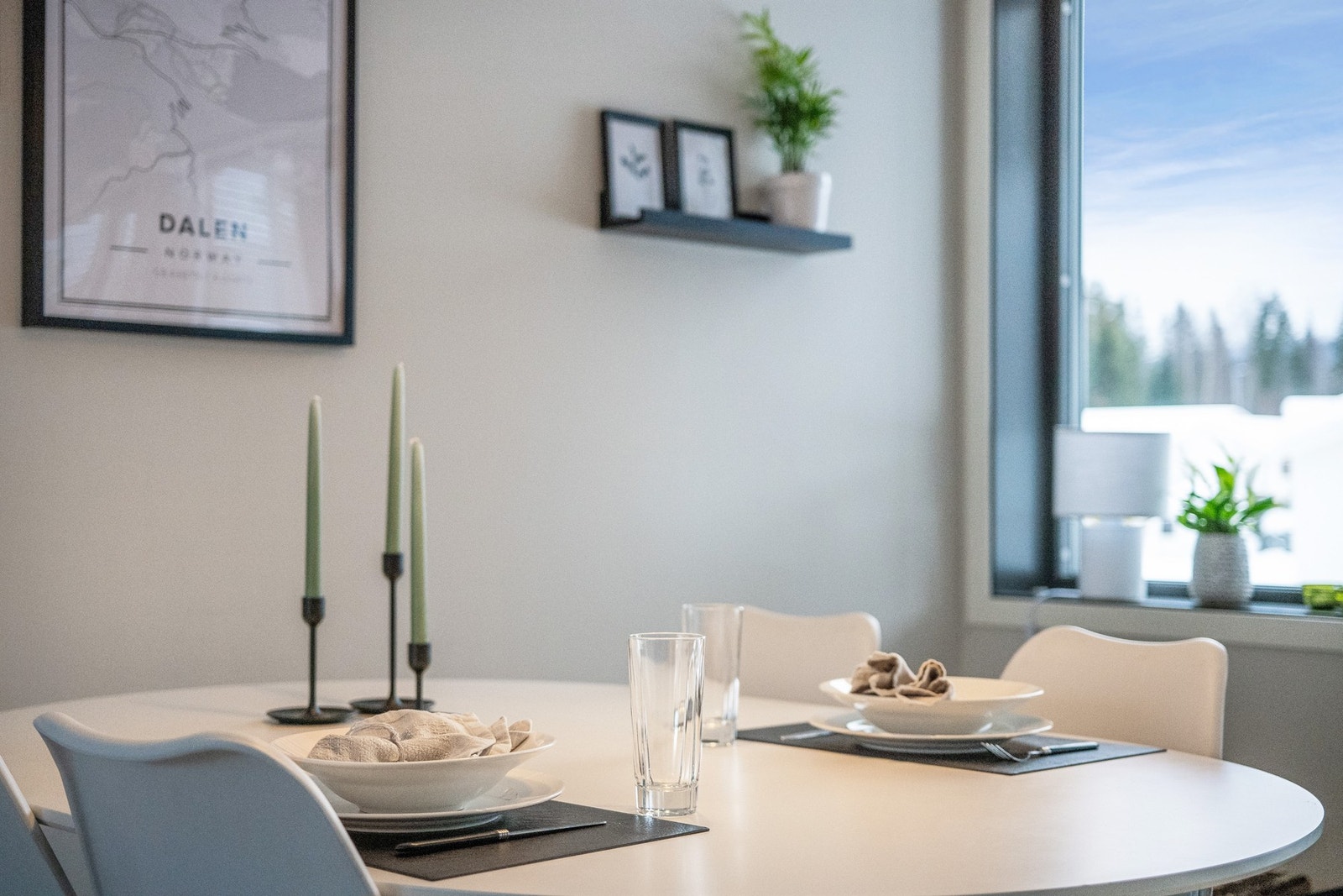 Den innvendige boden byr på oppbevaringsplass til blant annet vaskeutstyr og annet man vil gjemme unna Galleribilde