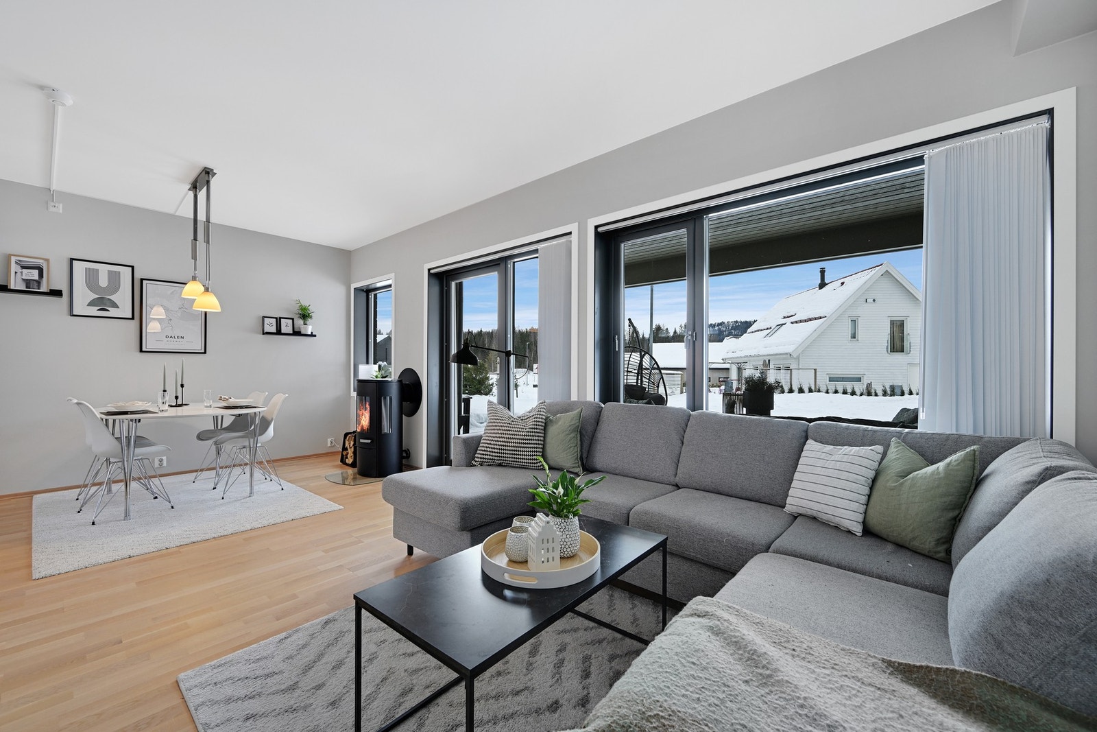 Lys og åpen stue/kjøkkenløsning med store vindusflater, pen 3-stavs hvitpigmentert parkett på gulvet, og malte vegger og tak Galleribilde