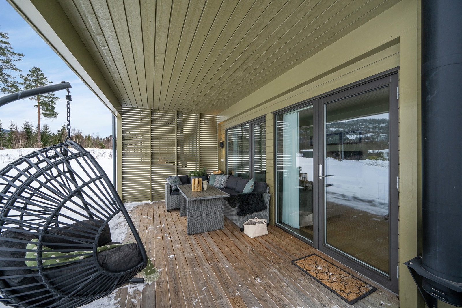 Ute har man en overbygd terrasse med adkomst via stuen Galleribilde