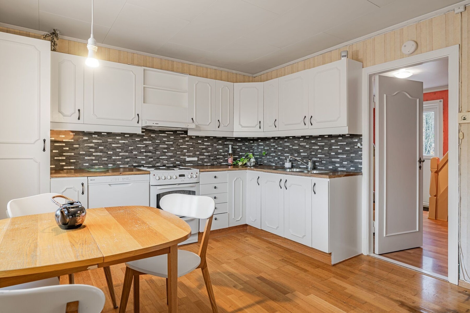 Lys kjøkkeninnredning med rikelig med lagringsplass Galleribilde