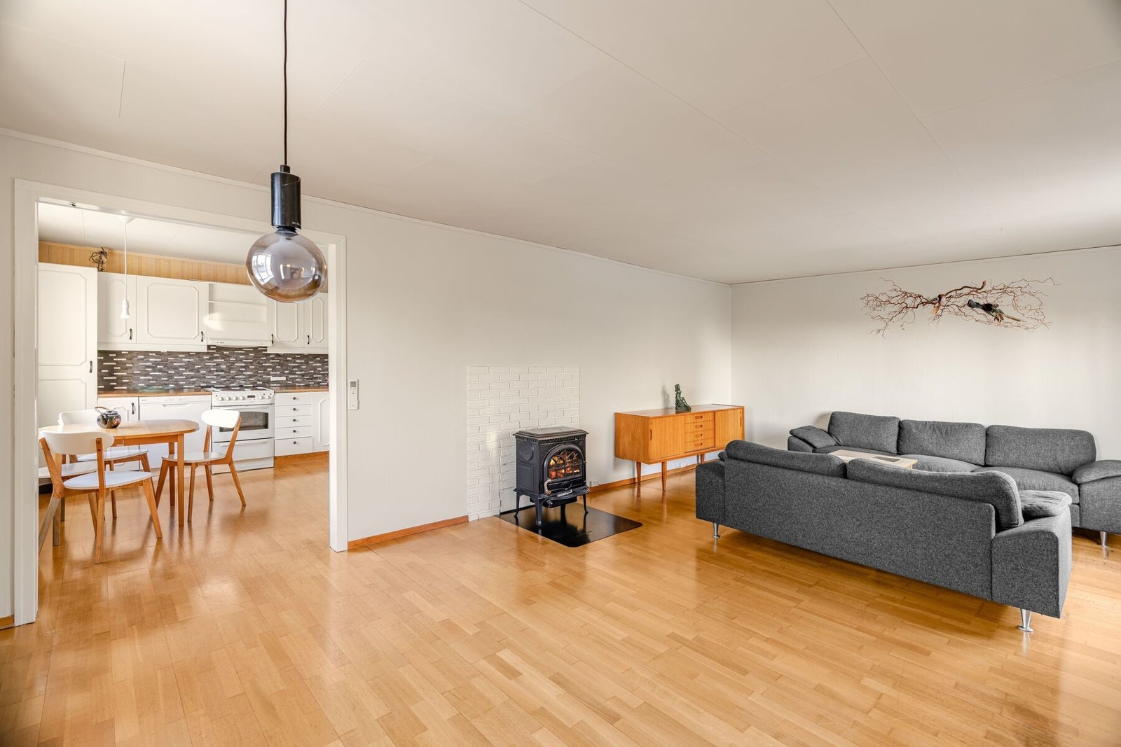 Det er delvis åpen løsning mellom stuen og kjøkkenet Galleribilde