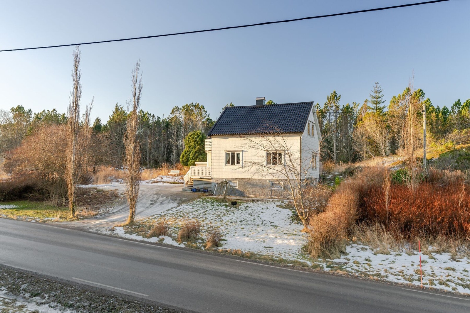 Romslig tomt på 1423,9 kvm. opparbeidet med parkeringsplass, terrasse og hage med plen Galleribilde