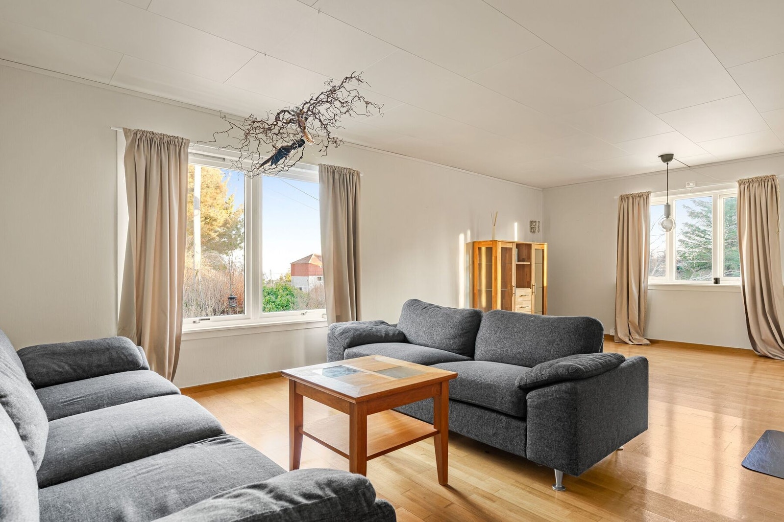 Stuen har plass til sofagruppe, TV-møblement m.m. Galleribilde