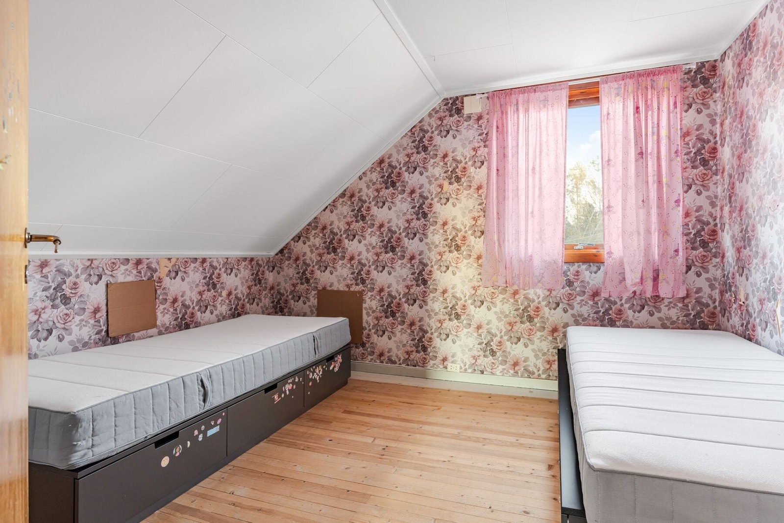 Det er 3 soverom i etasjen hvor alle er av god størrelse Galleribilde