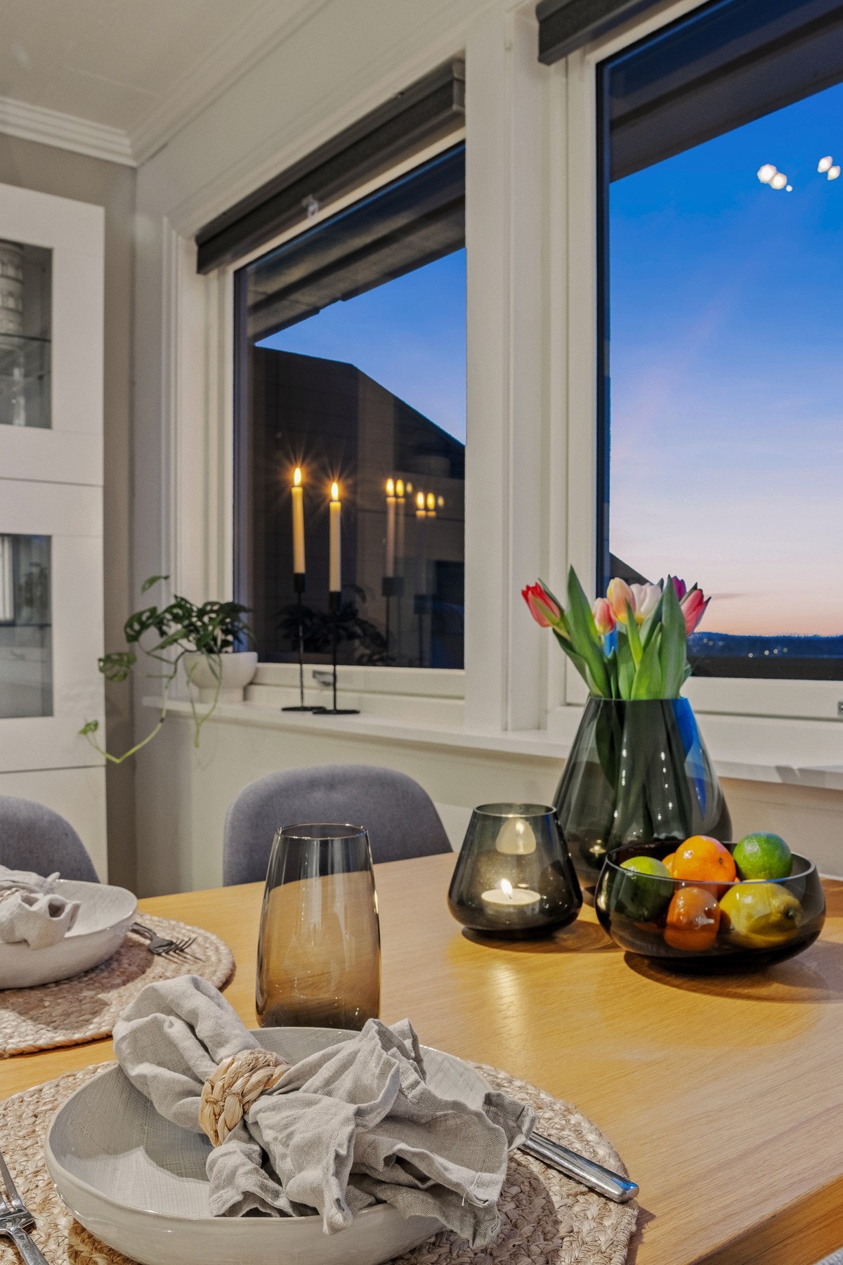 Fra spisebordet kan man nyte nydelig utsikt mot byen og fjorden. Galleribilde