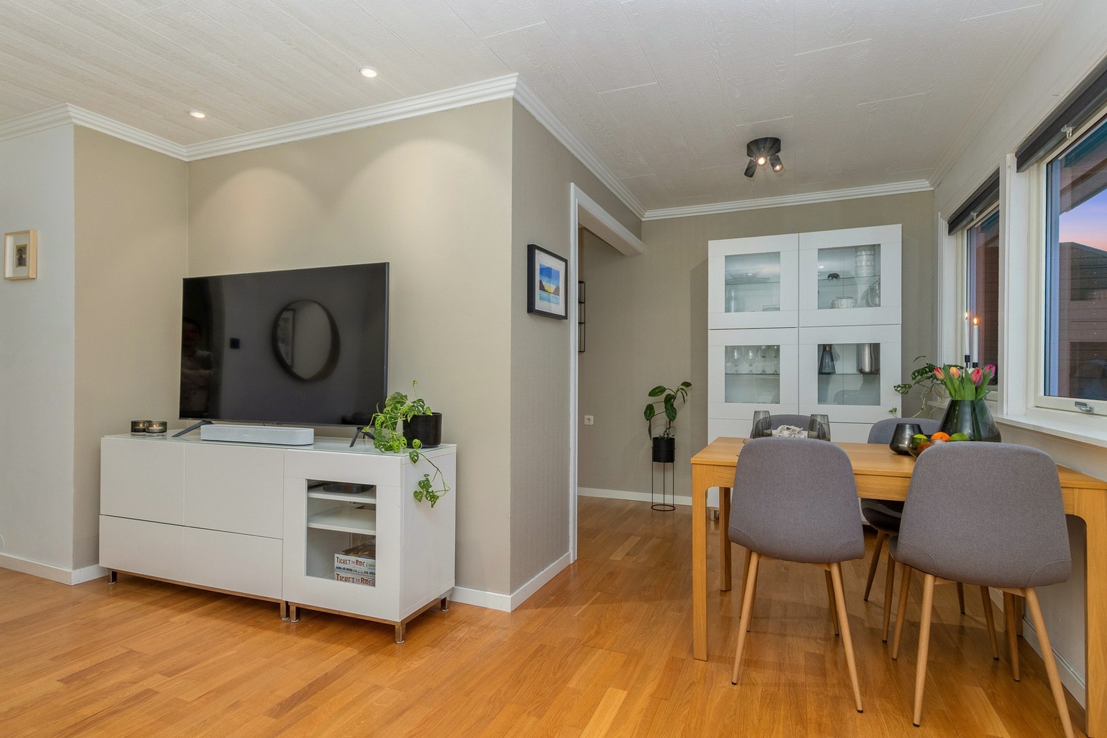 Ved kjøkkenet har man plass til spisebord. Galleribilde