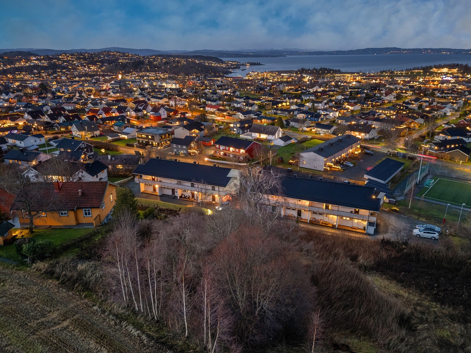 Leiligheten har en sentral beliggenhet på Bruborg. Ca. 1 km til Levanger sentrum hvor man har tilgang på alt av dagligdagse servicefunksjoner som restauranter, jernbanestasjon, buss/taxisentral, bank, post, dagligvare og vinmonopol. Galleribilde