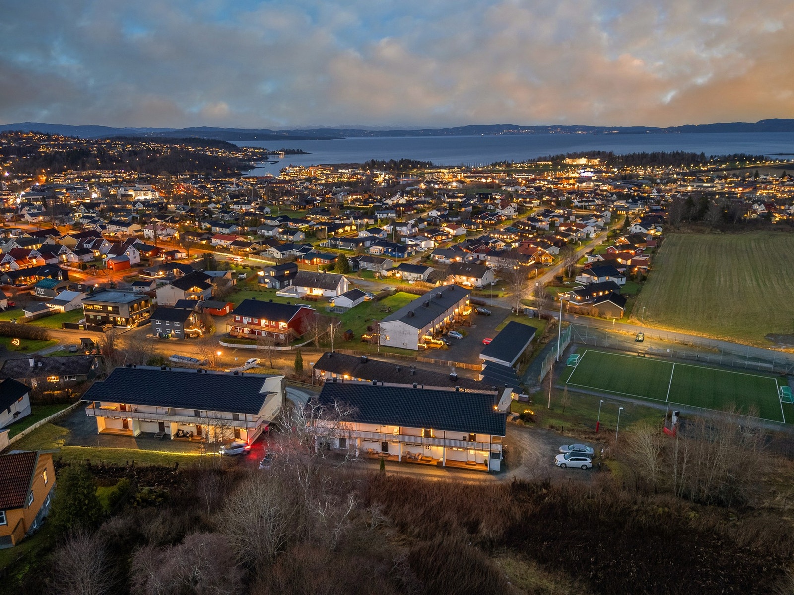Flott 2-roms leilighet beliggende skjermet og fint til i 2. etasje. Nydelig utsikt. Sentral beliggenhet. Parkering. Galleribilde