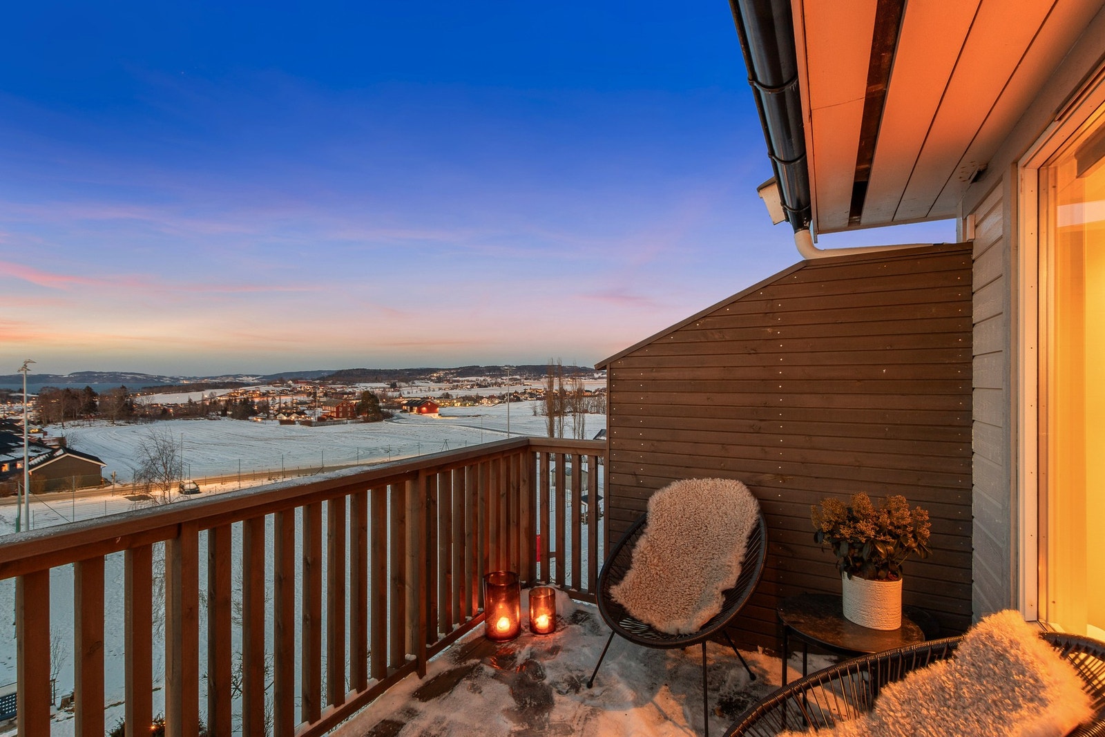 Romslig terrasse med fantastisk utsikt og gode solforhold. Galleribilde