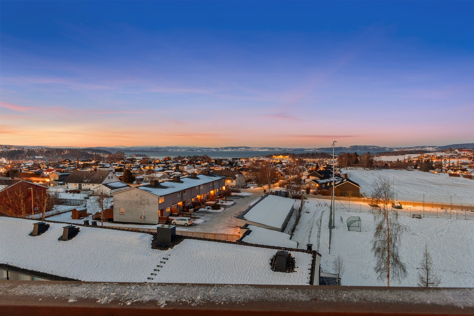 Fra stuen har man utgang til en romslig terrasse med gode sol- og utsiktsforhold. Galleribilde