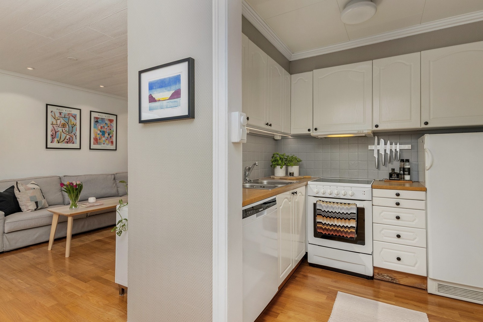 Kommunale avgifter, renovasjon, bygningsforsikring, TV/internett m.m er inkludert i husleien. Galleribilde