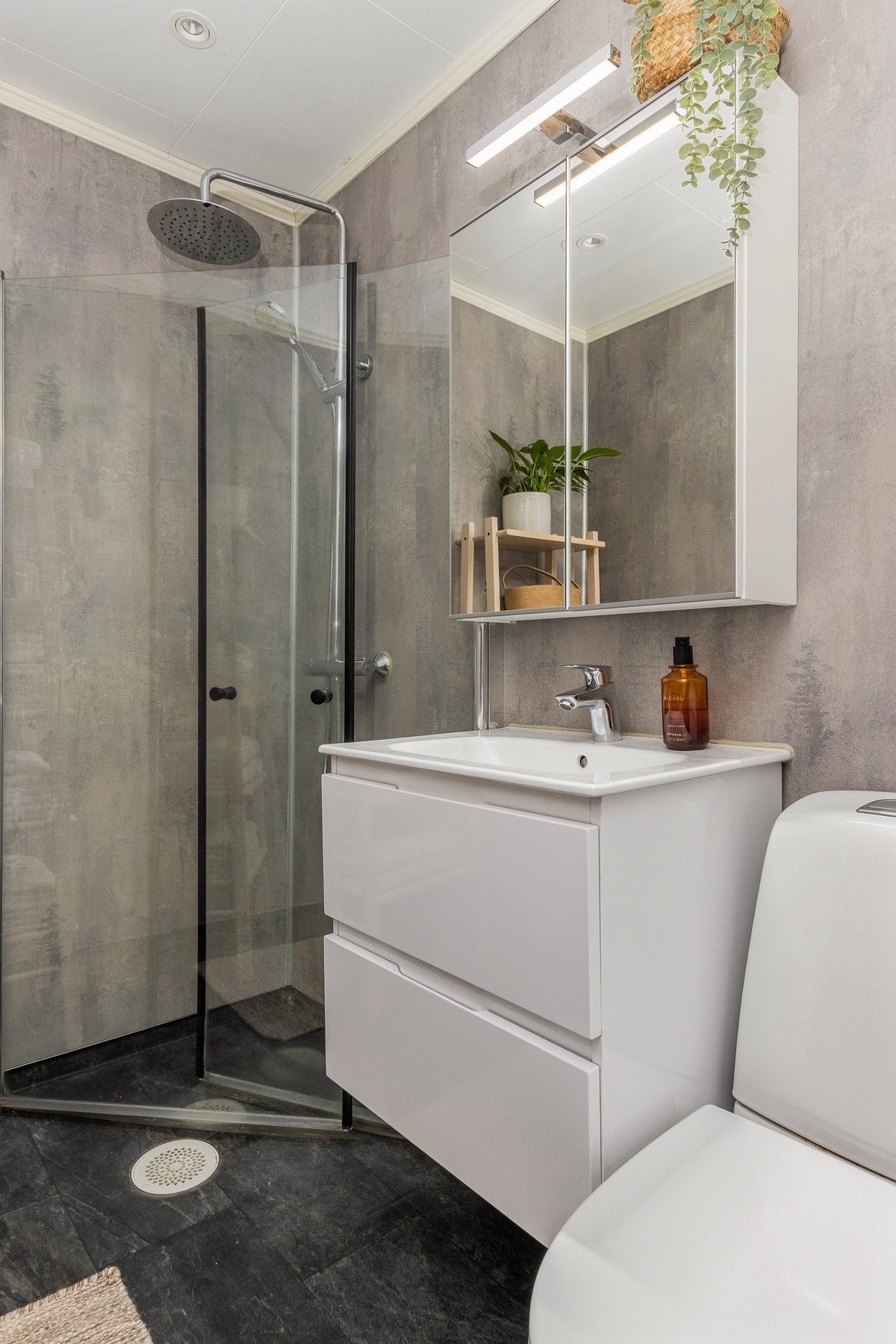 Varme i gulv og opplegg for vaskemaskin på bad. Galleribilde