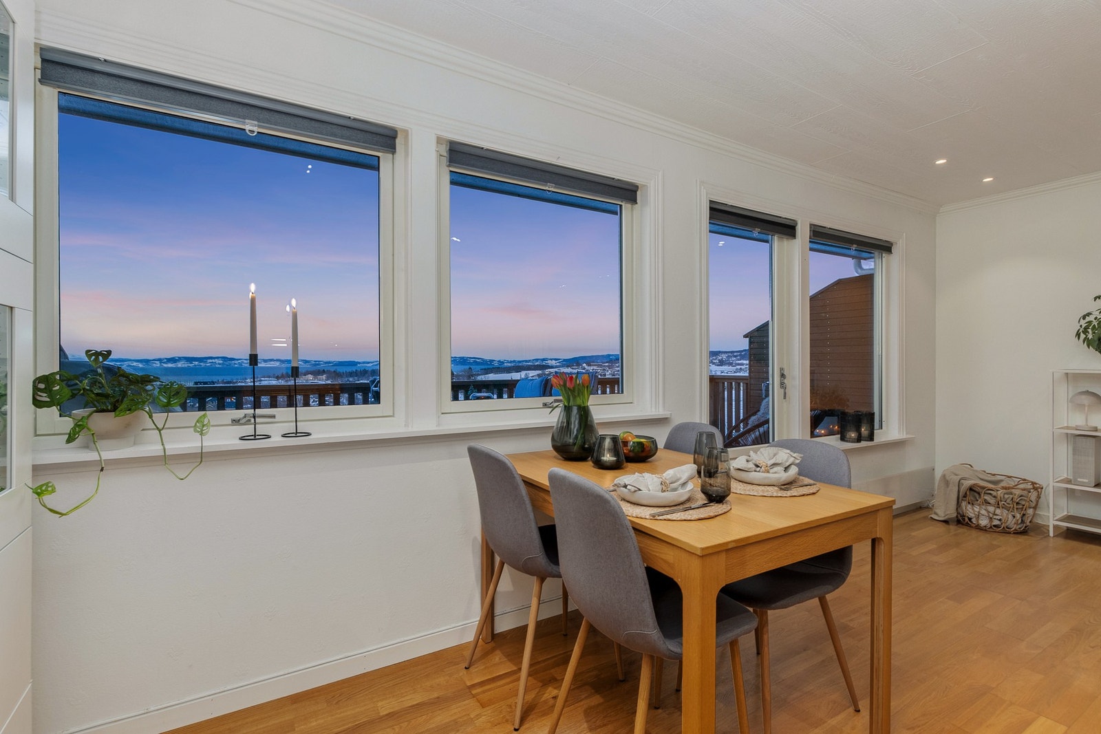 Fra stuen har man utgang til en solrik terrasse. Galleribilde