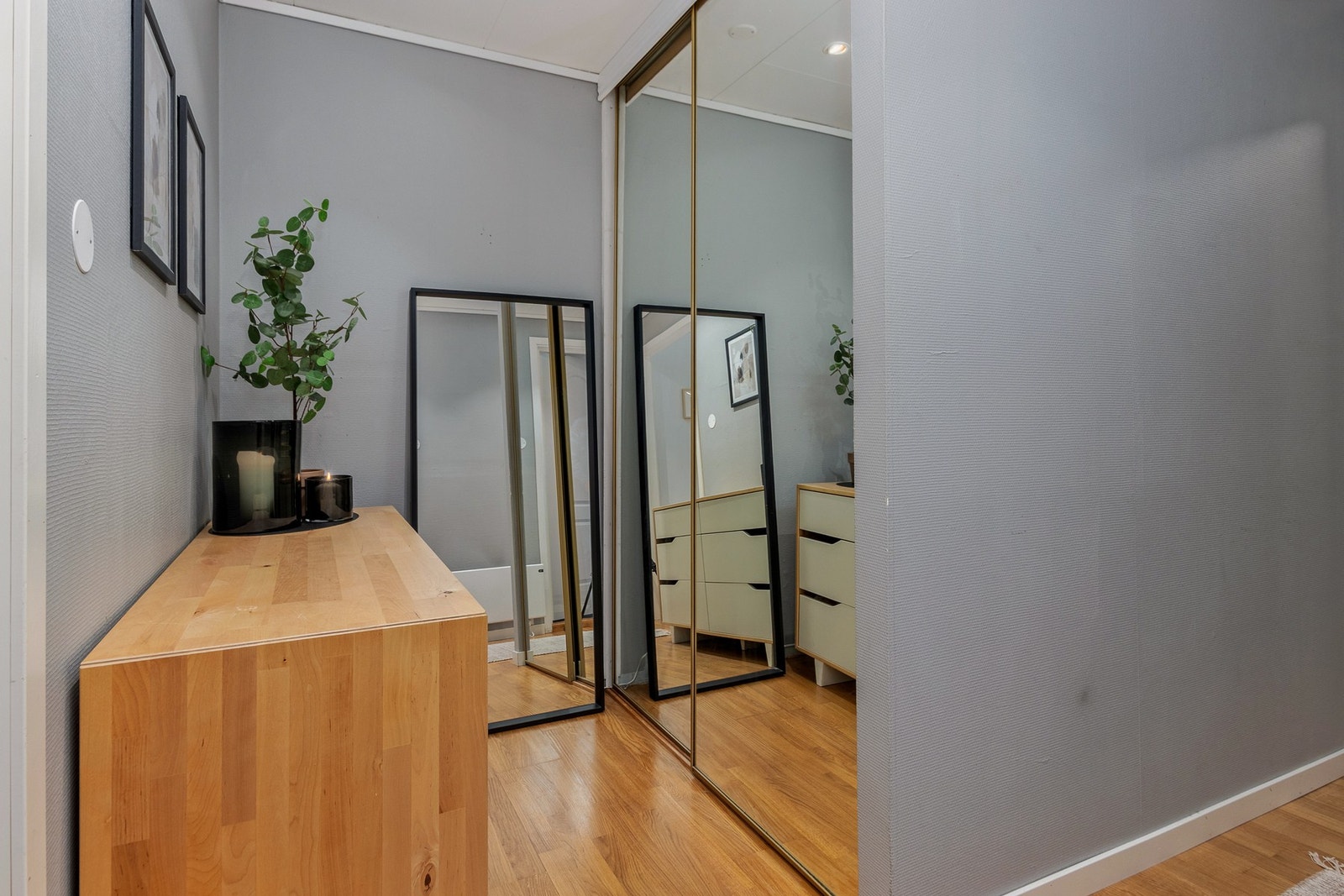 I gangen har man god lagringsplass. Galleribilde