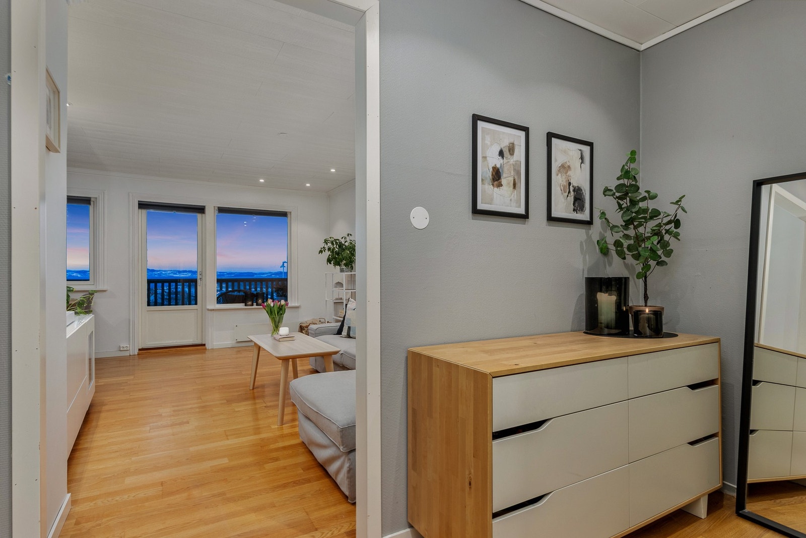 Praktisk oppbevaringsplass i gangen. Galleribilde