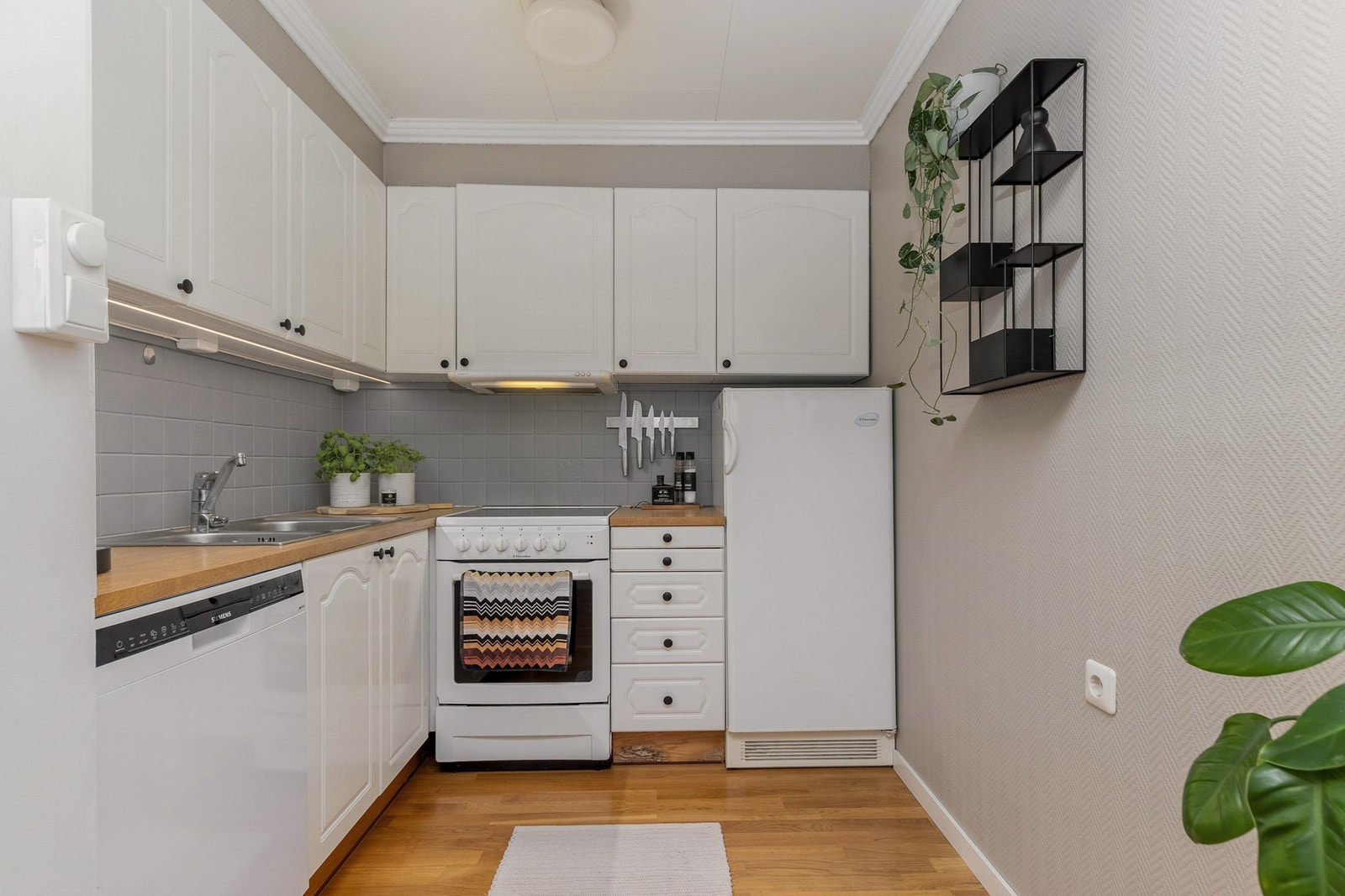 Hvitevarene på kjøkkenet medfølger i handelen. Galleribilde