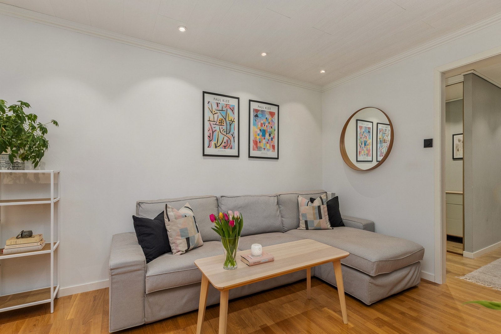 Stuen oppleves som lys og luftig. Galleribilde