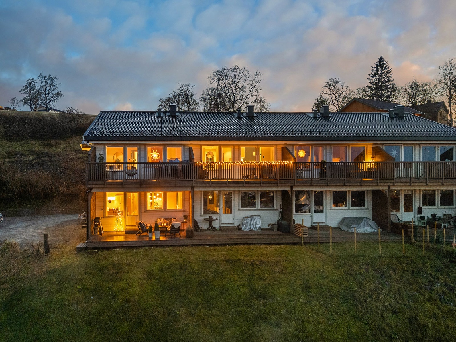 Leiligheten ligger fint til i 2. etg på hjørnet. Skjermet og ut innsyn. Galleribilde