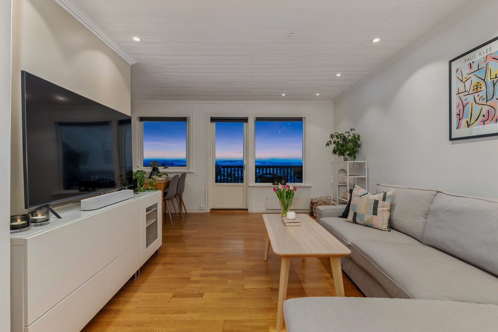 Stuen har god plass til ønsket møblering. Galleribilde