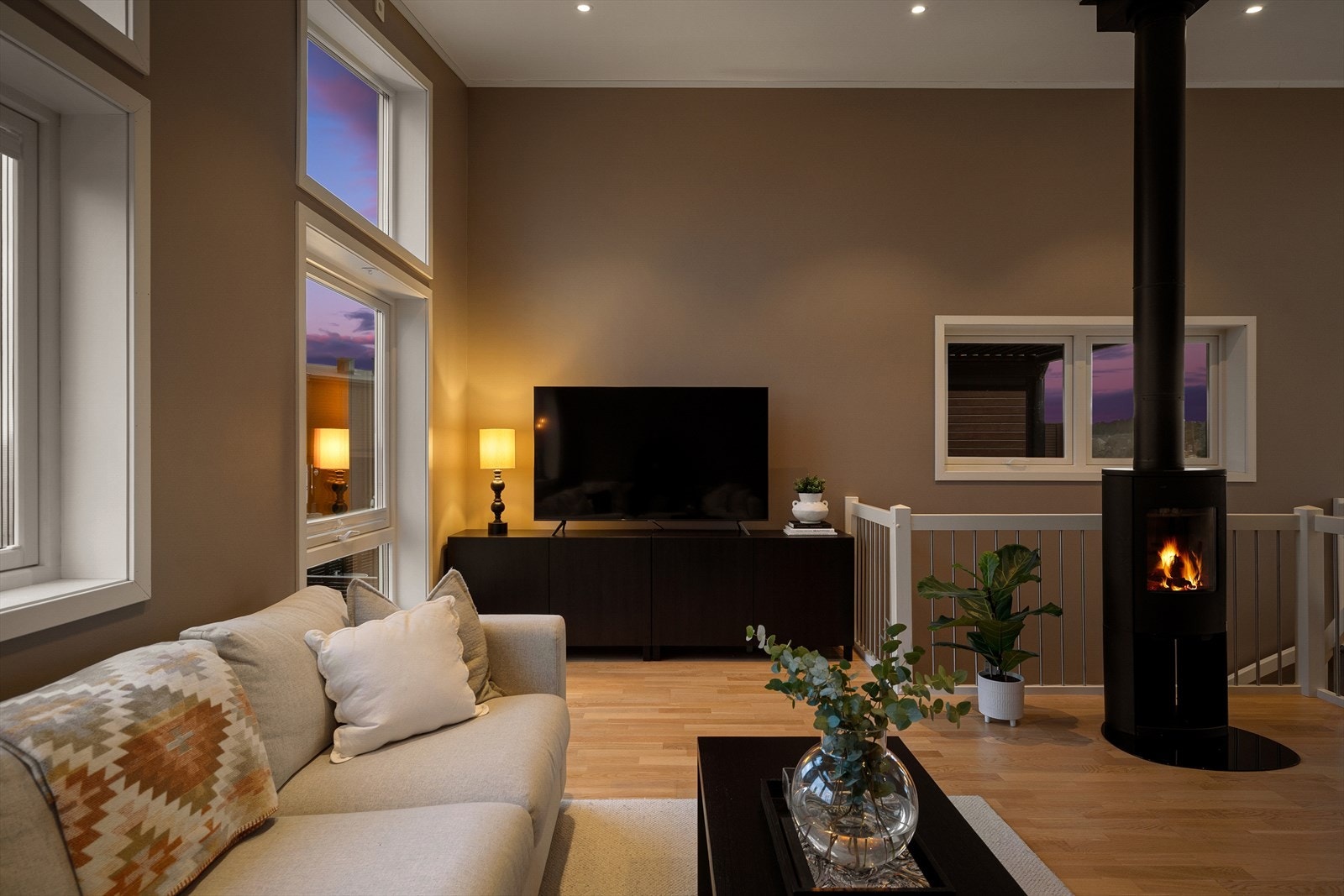 Boligen har en effektiv luft-til-luft varmepumpe som sikrer et behagelig inneklima. Galleribilde