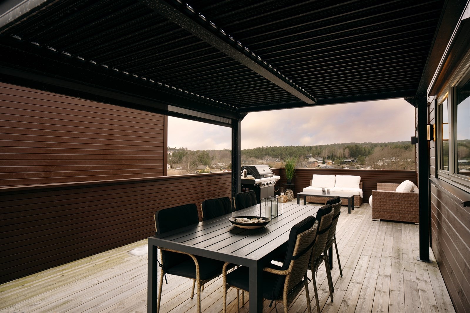 Den store balkongen er en herlig forlengelse av stuen, med god plass til både spisebord og loungegruppe. Galleribilde