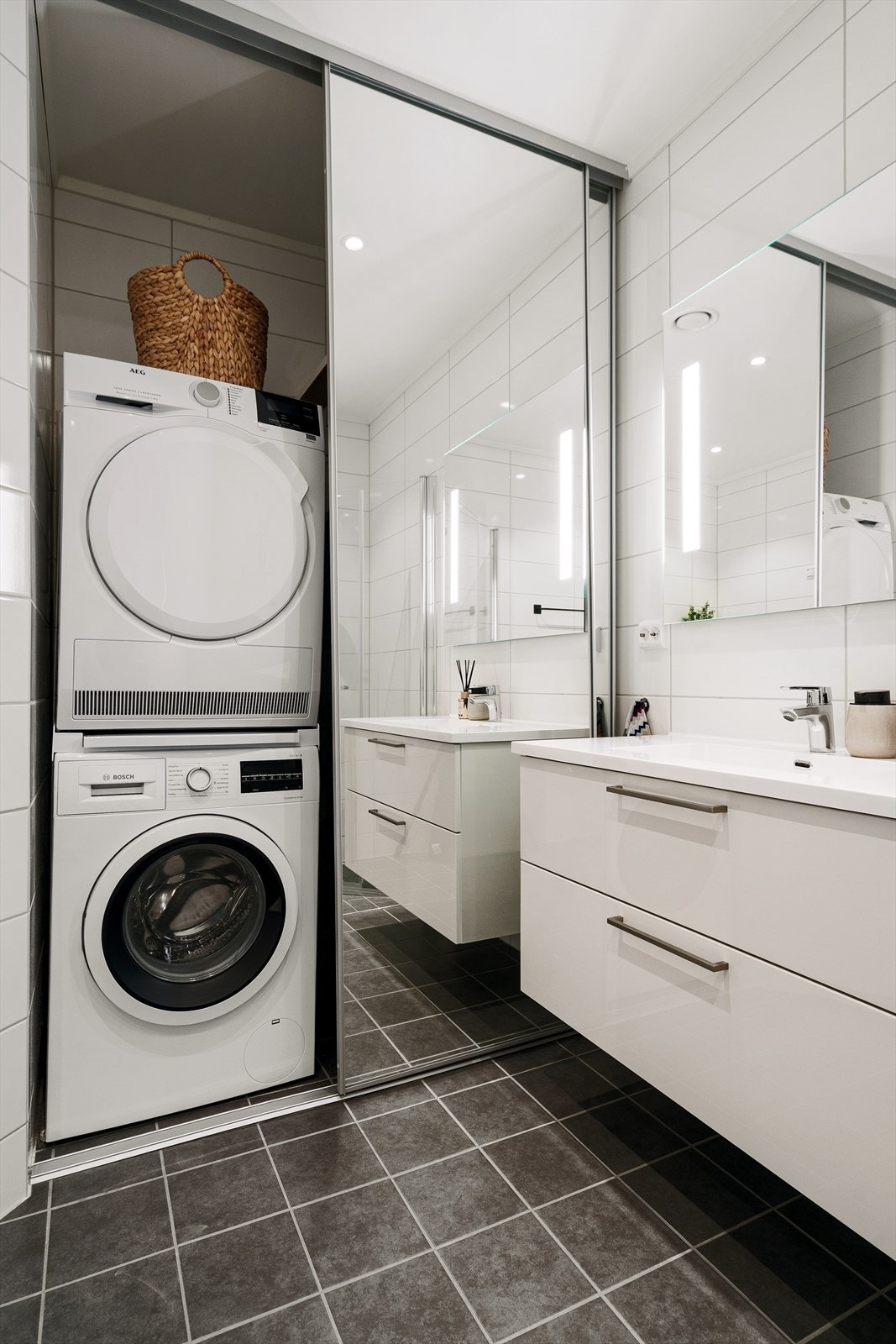 Praktisk løsning med opplegg for vaskemaskin, tørketrommel og plass til en 200-liters varmtvannsbereder. Galleribilde