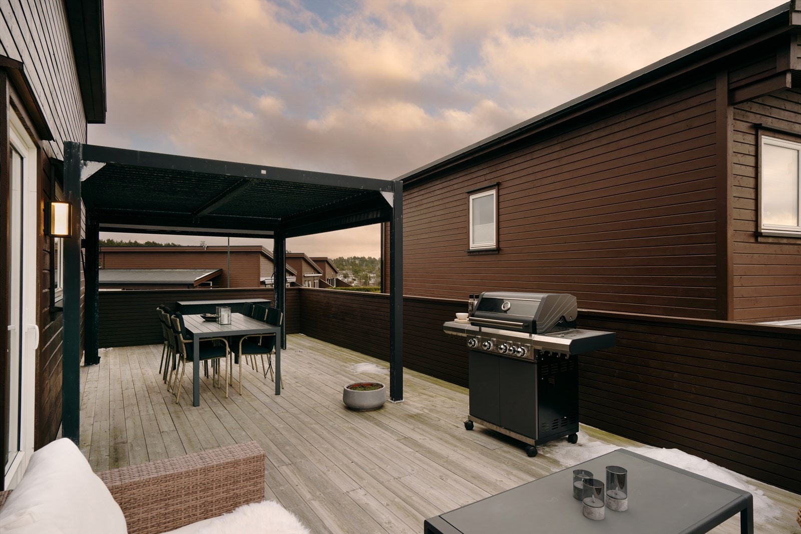 Balkongen er bygget i trekonstruksjon med bjelkelag forankret i bygningskroppen. Galleribilde