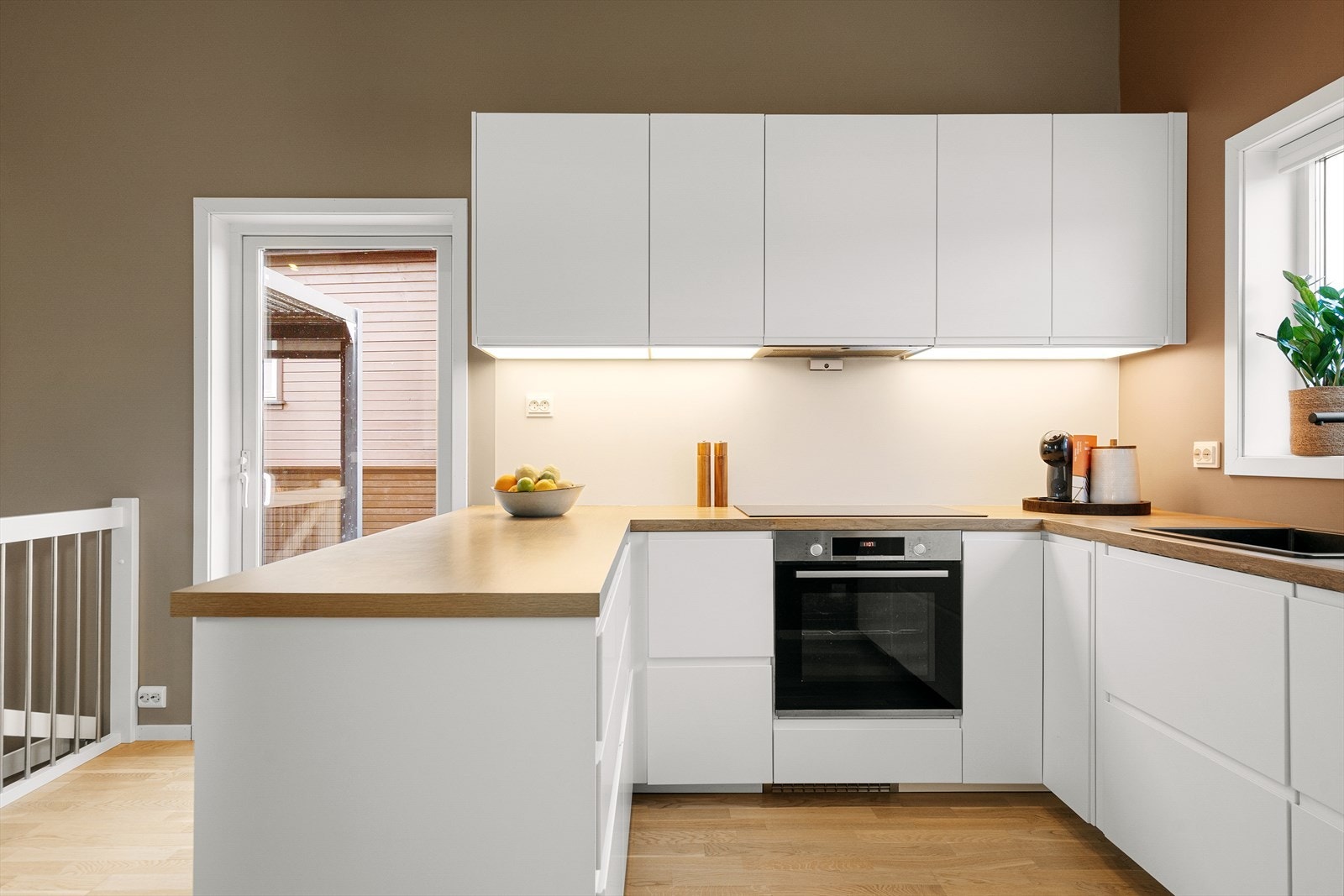 Alle hvitevarer er integrert for et rent uttrykk: platetopp, stekeovn, oppvaskmaskin og kjøleskap. Galleribilde