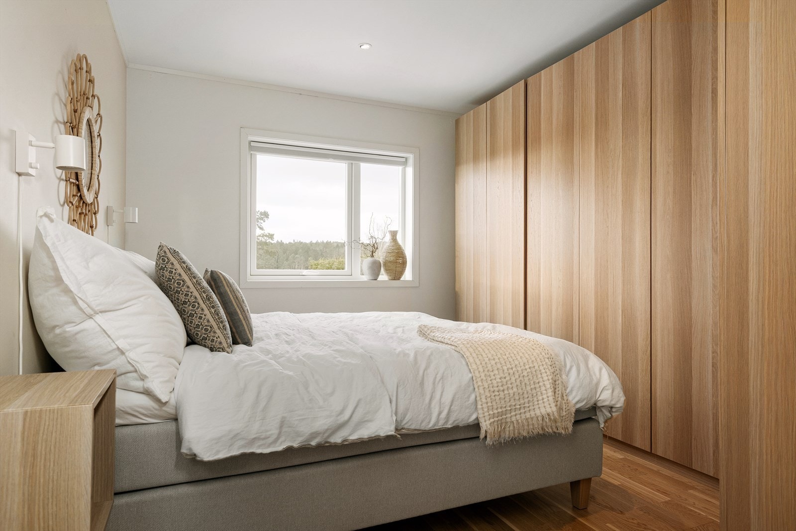 Alle tre soverommene er praktisk samlet i første etasje, og skaper en adskilt, privat sone. Galleribilde