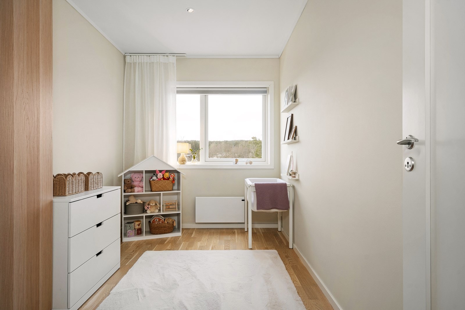 Et av de tre lyse soverommene, ideelt som barnerom, gjesterom eller kontor. Galleribilde