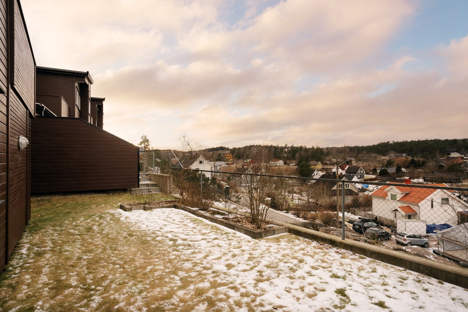 Boligen ligger høyt og fritt i terrenget, noe som gir en usjenert beliggenhet med mindre innsyn. Galleribilde