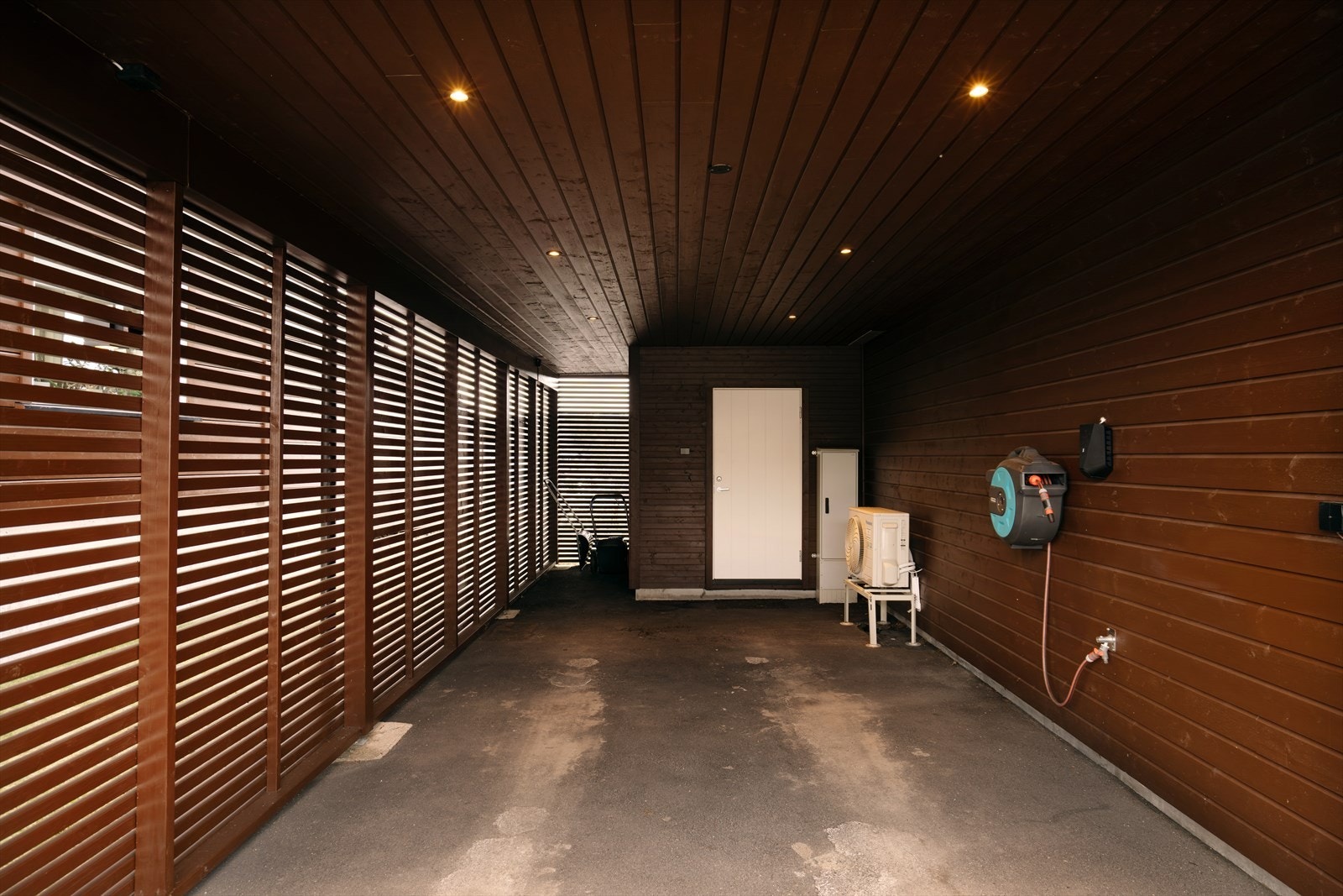 I tilknytning til carporten er det en praktisk utvendig bod på 5,7 m² for ekstra lagring. Galleribilde