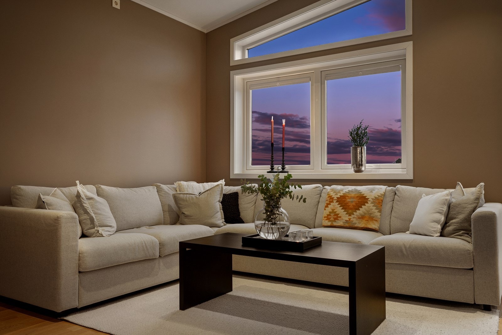 Store vinduer med 3-lags pressglass gir godt med lys og flott utsikt over nærområdet. Galleribilde