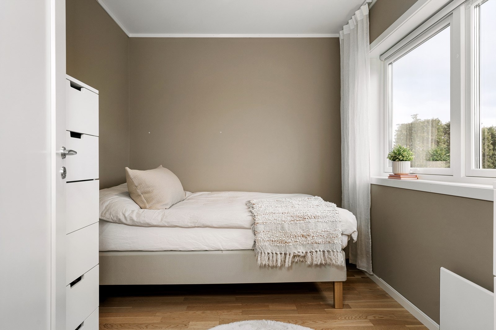 Soverommene har gjennomgående parkett på gulvet og malte flater, som gir et helhetlig uttrykk. Galleribilde
