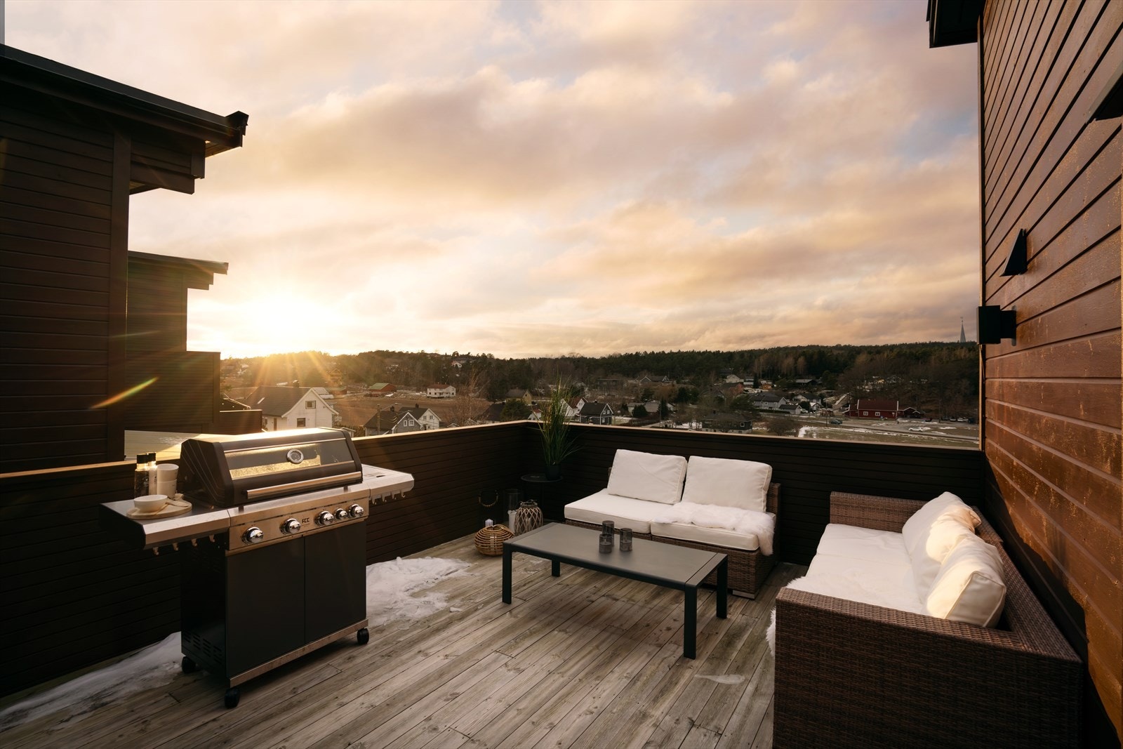 Den høye beliggenheten og sydvendte orienteringen gir gode solforhold og flott utsikt. Galleribilde