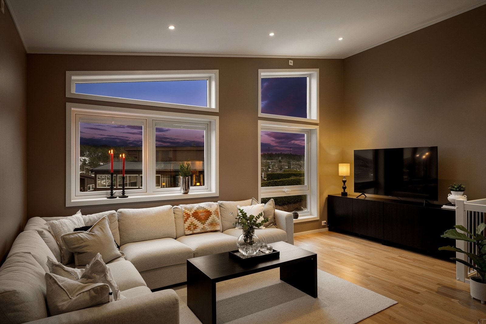 Den åpne løsningen mellom stue og kjøkken, kombinert med store vindusflater, gir en fantastisk romfølelse og flott utsikt. Galleribilde