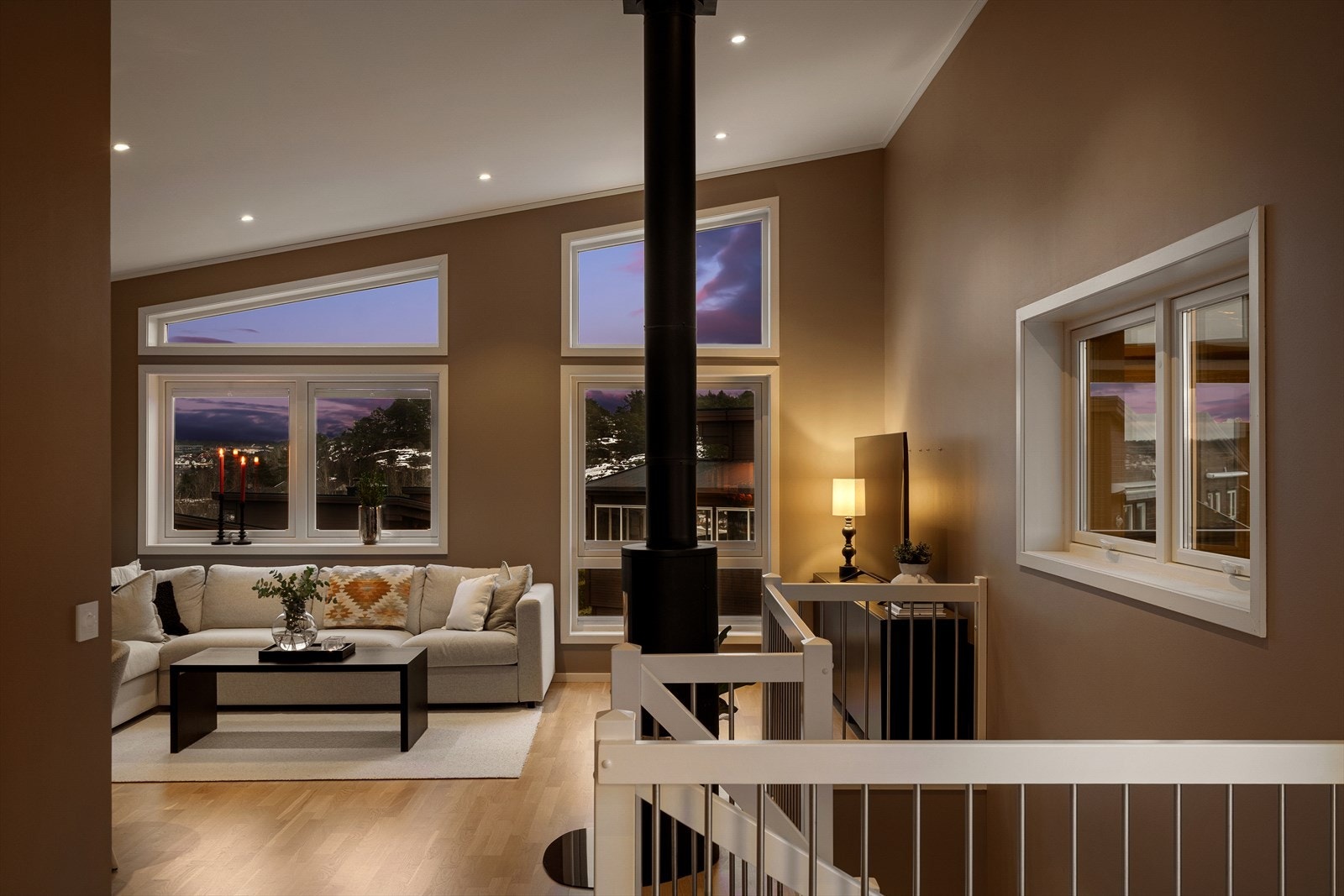 Stuen i 2. etg. har en imponerende takhøyde som varierer opptil 3,62 meter, som gir en lys og luftig atmosfære. Galleribilde