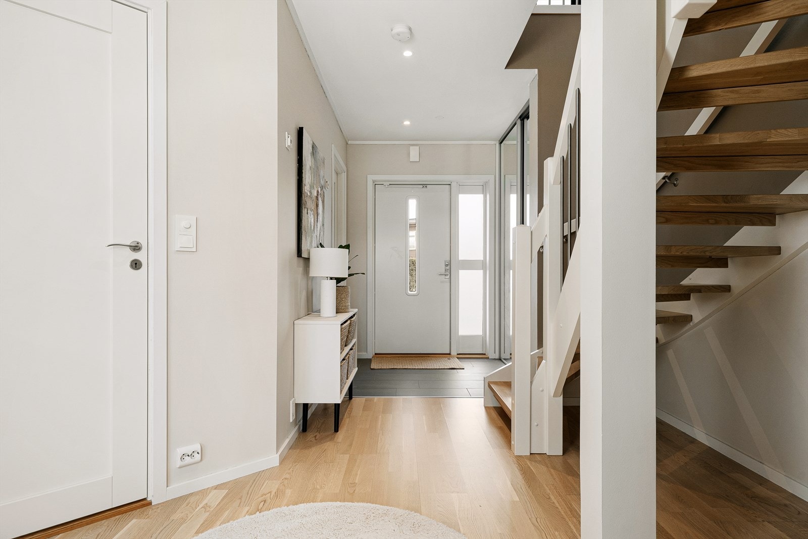 Inngangspartiet har fliser med elektrisk gulvvarme og innfelte downlights i himlingen. Galleribilde