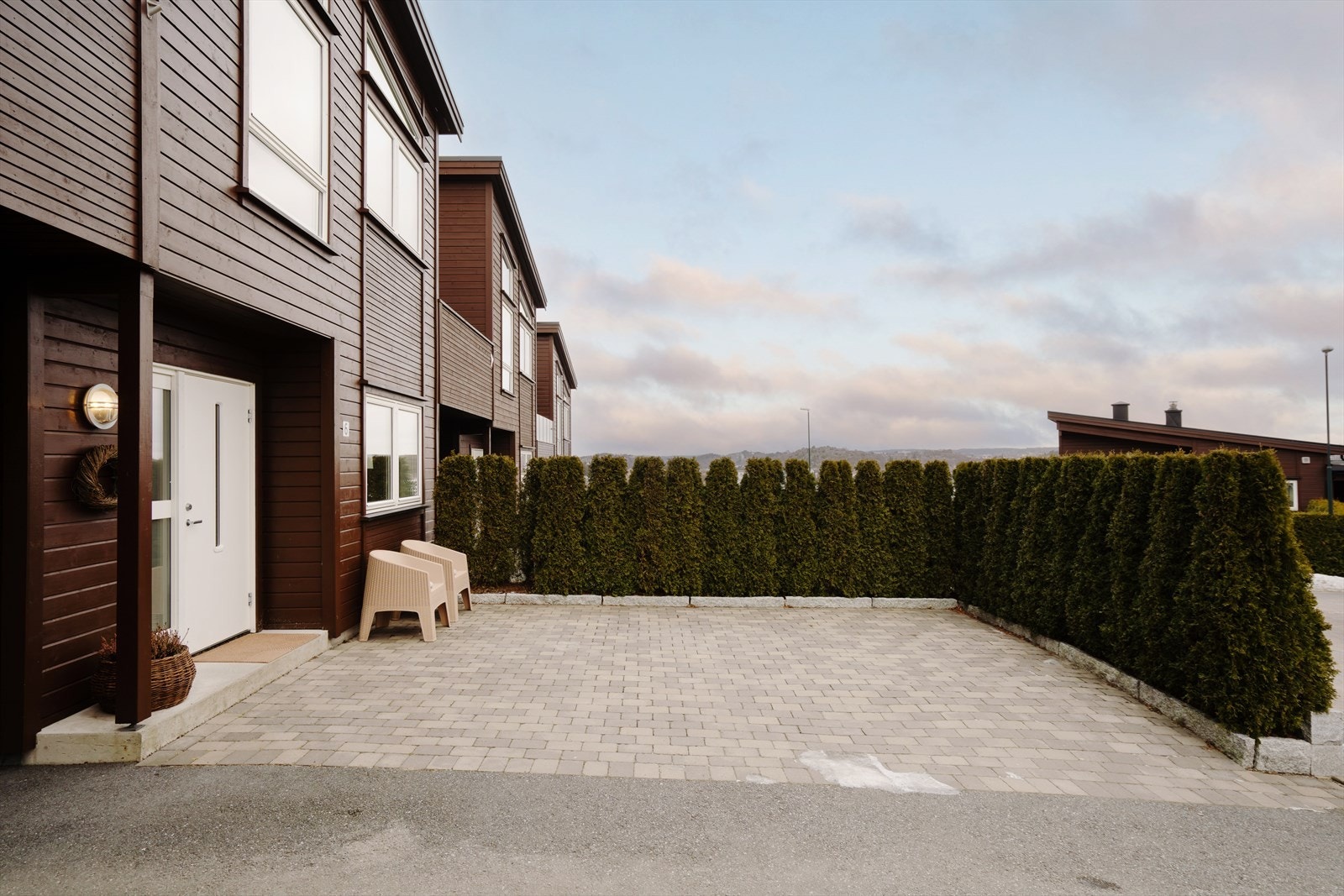 Eiendommen er pent opparbeidet med belegningsstein på gårdsplassen foran inngangen. Galleribilde