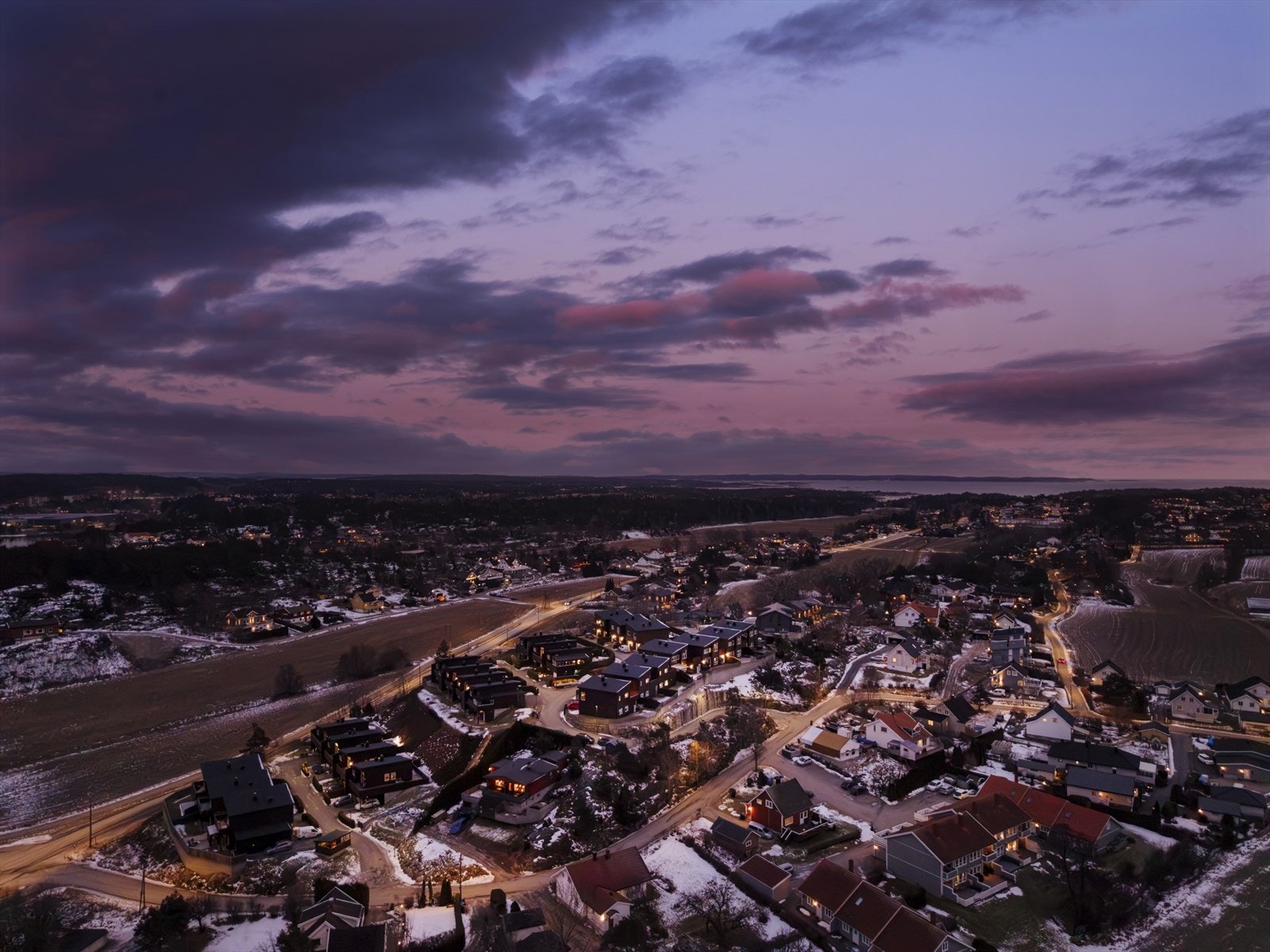 Enkel hverdag med gangavstand til barnehage, skoler og dagligvarebutikker som Kiwi og Rema 1000. Galleribilde