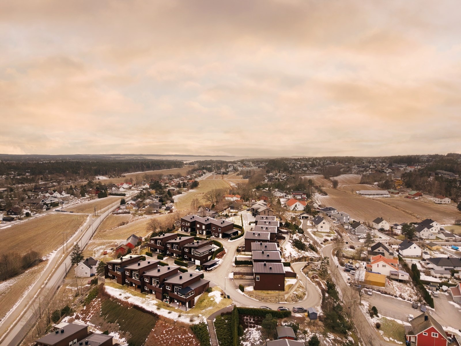 Herfra er det kort vei til flotte rekreasjonsmuligheter, inkludert Onsøystien og nærhet til sjøen. Galleribilde