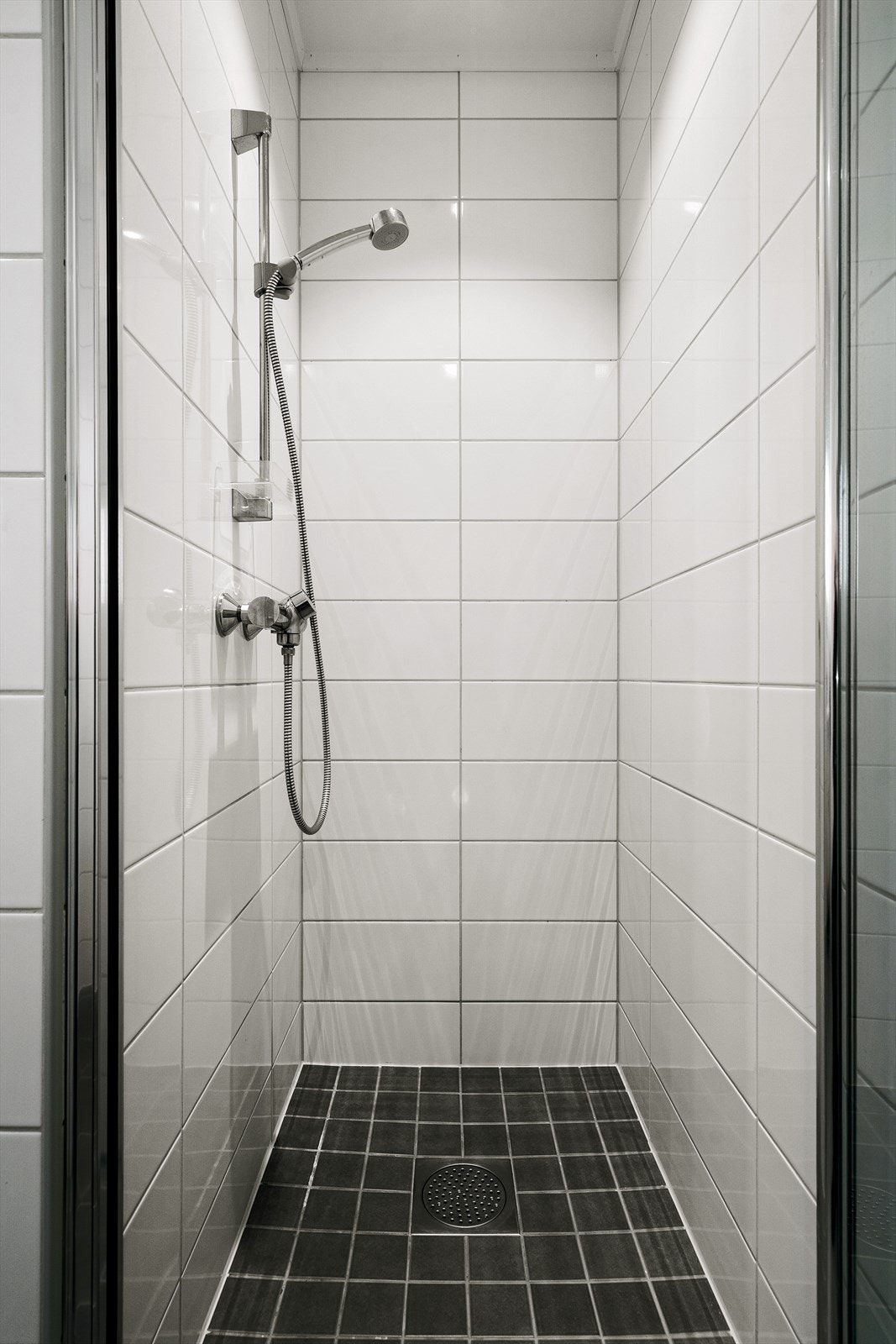 Rommet er innredet med dusjvegg og har balansert ventilasjon for et godt inneklima. Galleribilde