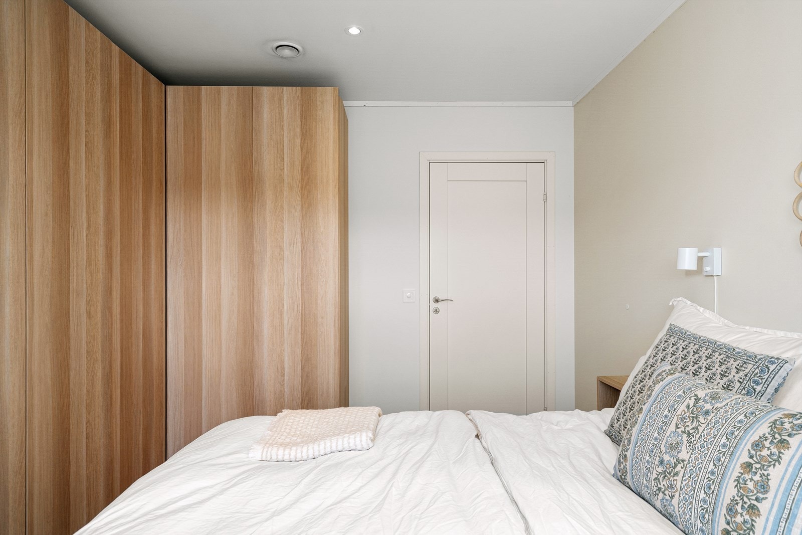 Hovedsoverommet er romslig med god plass til dobbeltseng og garderobeløsninger. Galleribilde